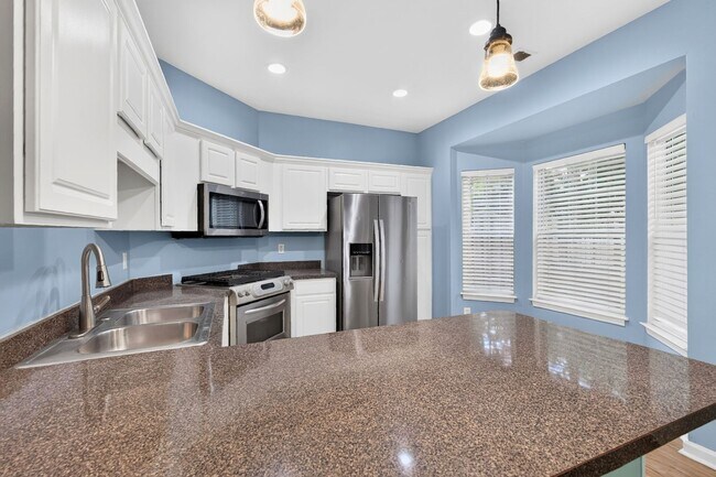Foto del edificio - Spacious 3 Bed / 2 Bath Townhouse in Atlanta – $1,995/mo (Trash & Landscaping Included!)