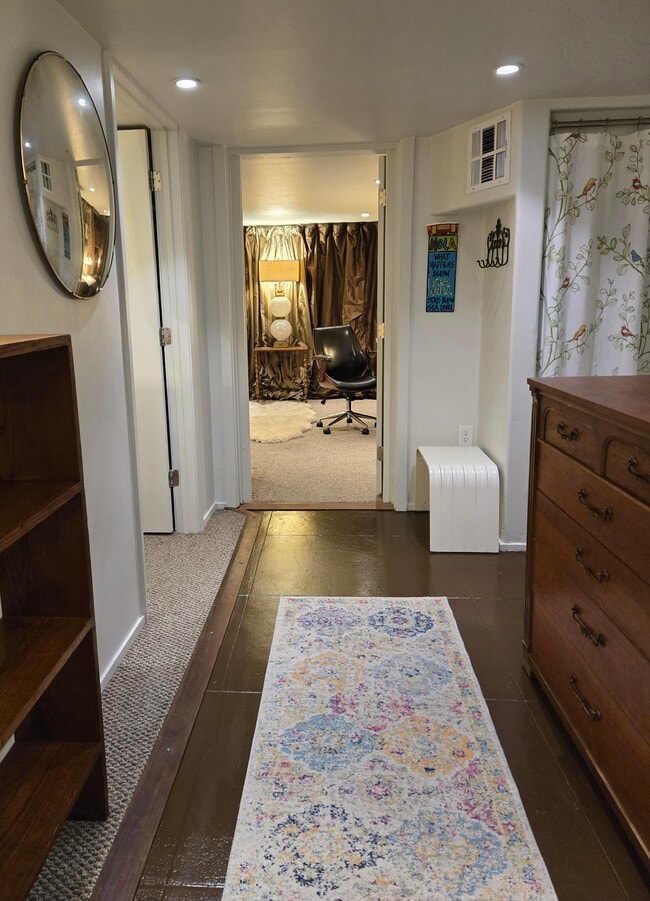 Pasillo frontal que conduce a sala flexible, dormitorio, baño y pasillo a cocina/estudio, patio trasero - 130 S Cortez St