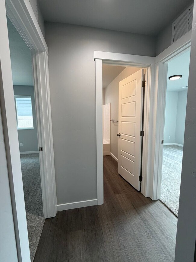 Foto del edificio - Brand new 3 bed 2 bath home with bonus roo...