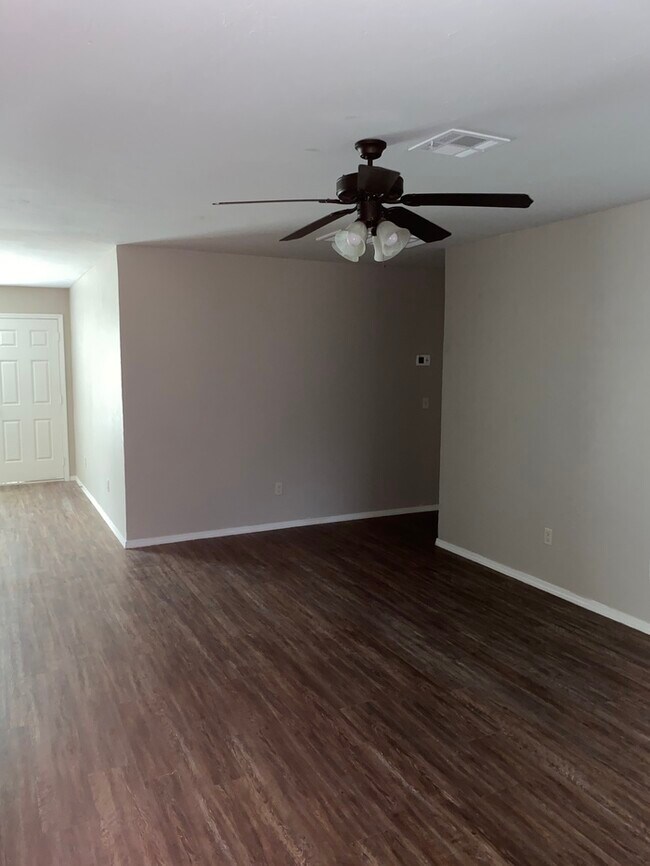 Foto del edificio - Call 405-456-0410 To Schedule Your Showing...