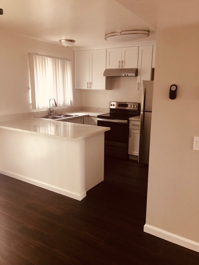 Foto principal - 3040 Sunset Ave