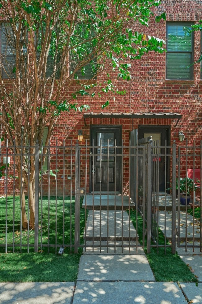 Building Photo - 2422 Navigation Blvd