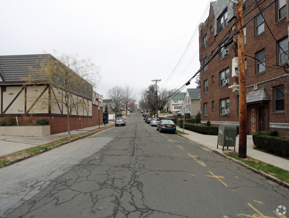 Foto del edificio - 2 Lockwood Ave