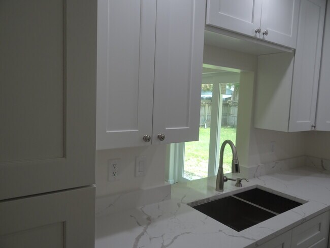 Foto del edificio - 2715 Hyde Park St