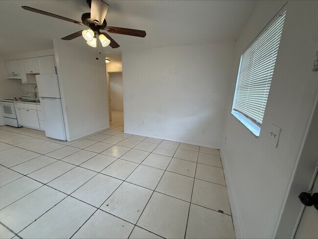Building Photo - FORT MYERS ** 2 BED-1 BATH UNFURNISHED FIR...