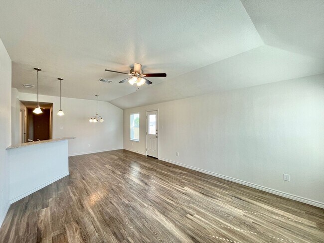 Building Photo - 1704 Castroville Trl