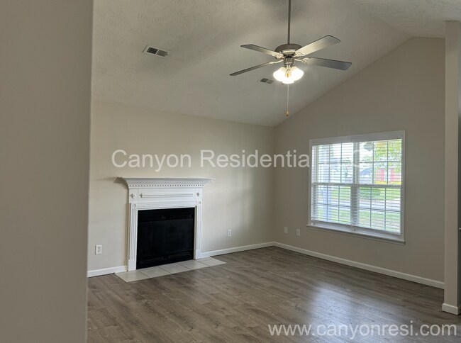 Building Photo - Recently Renovated 3 Bedroom Beautiful home!