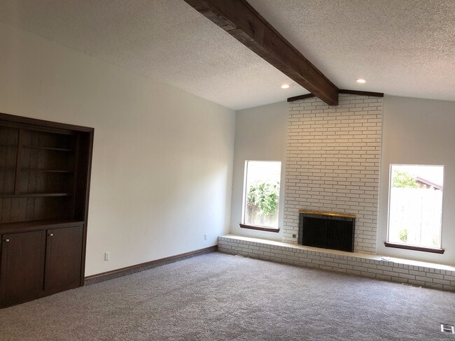 Foto del edificio - Large 3-Bedroom with Vaulted Ceilings