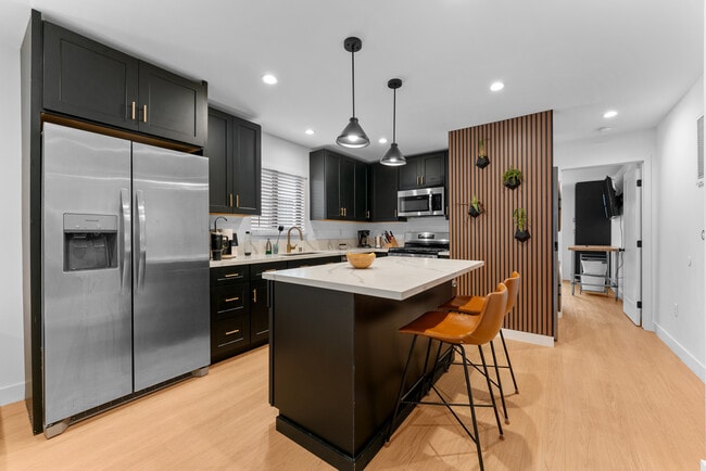 Foto del edificio - 351 S Catalina St