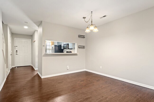 Foto del edificio - Spacious 3-Level Townhome Minutes from Dow...