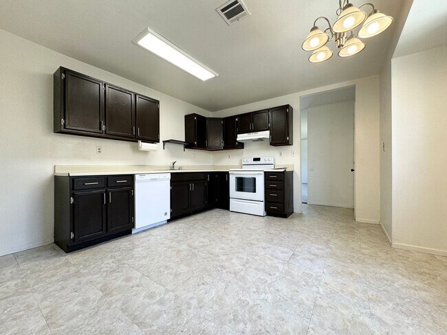 Foto del edificio - COMING SOON!! 3 Bedroom 2 Bathroom Apartment in Cathedral City!