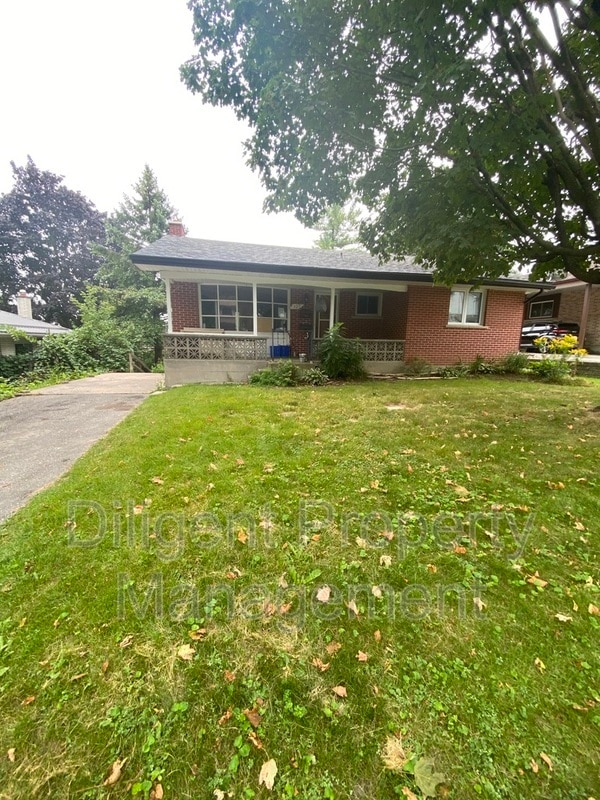 Building Photo - 927 Ellesmere Ave