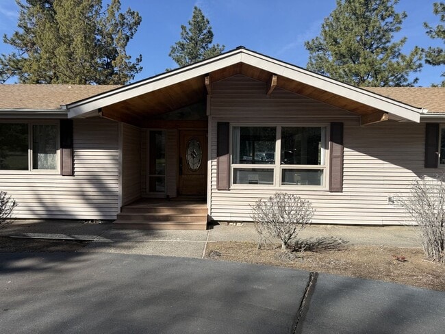 Building Photo - Single level home with amazing river views