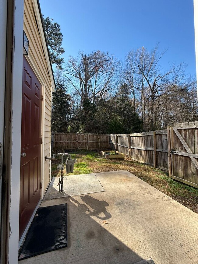 Foto del edificio - 3-bedroom 3.5 bath townhouse $500 off first month's rent