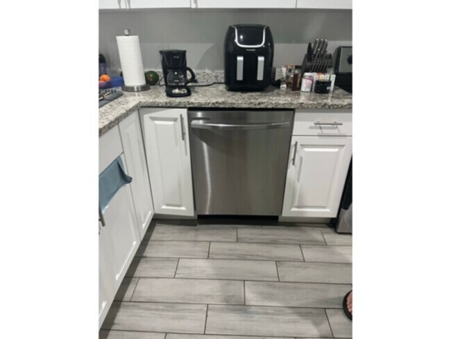 Foto del edificio - Annual Unfurnished! 1 Bedroom 1 bath SW Cape! Available Now!