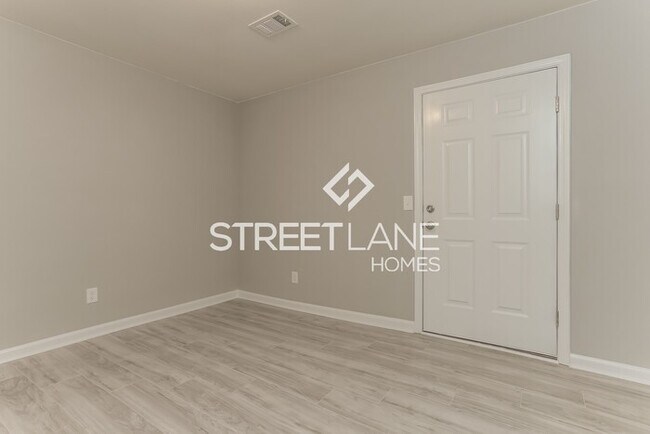 Building Photo - NOW OFFERING FIRST FULL MONTH FREE!!