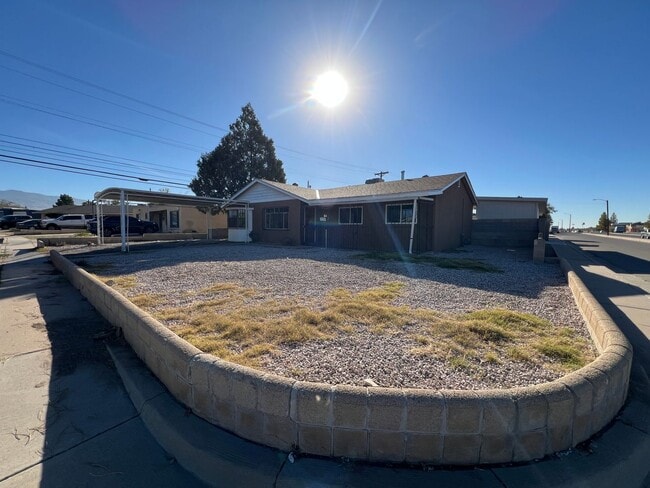 Foto del edificio - 4 Bedroom Home Available Near Comanche Rd NE & Carlisle Blvd NE!