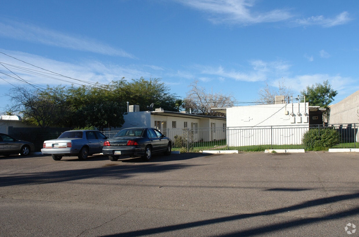 Primary Photo - 9036 N 9th St