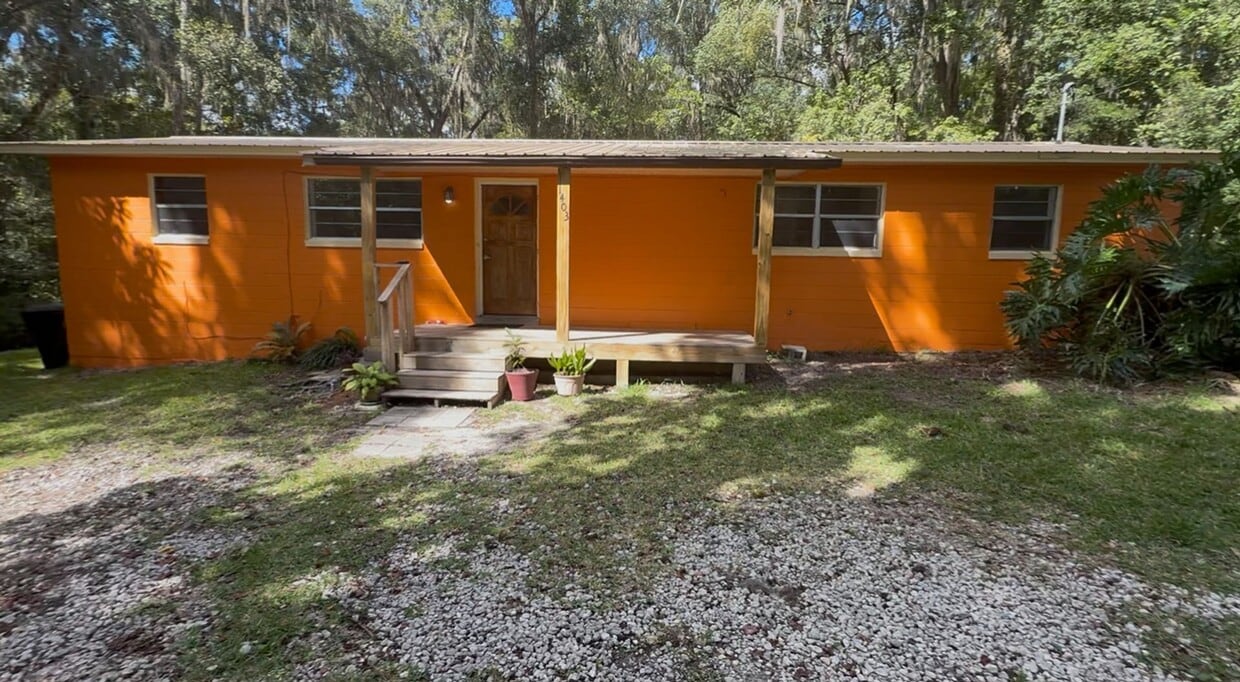 Foto principal - Welcome to this spacious 3-bedroom, 2-bath...