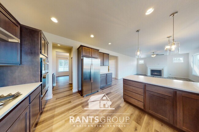 Building Photo - Beautiful Steilacoom Ridge Home! Easy free...