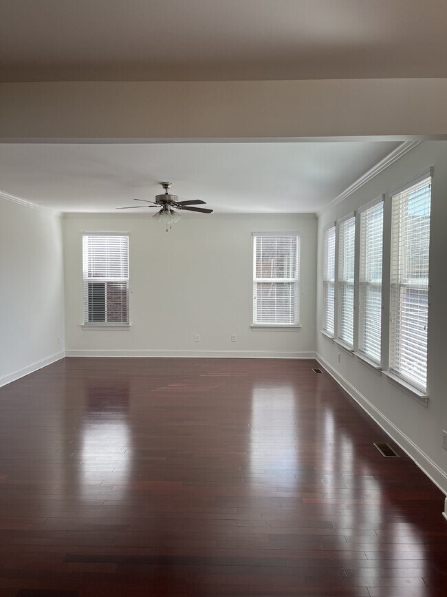 Foto del edificio - "Charming 4-Bed Gem with Guest Suite & Mod...