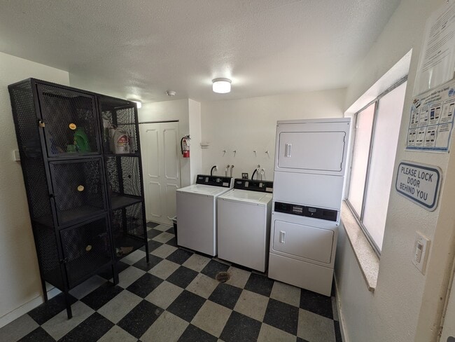 Building Photo - Traci-lea Apts.