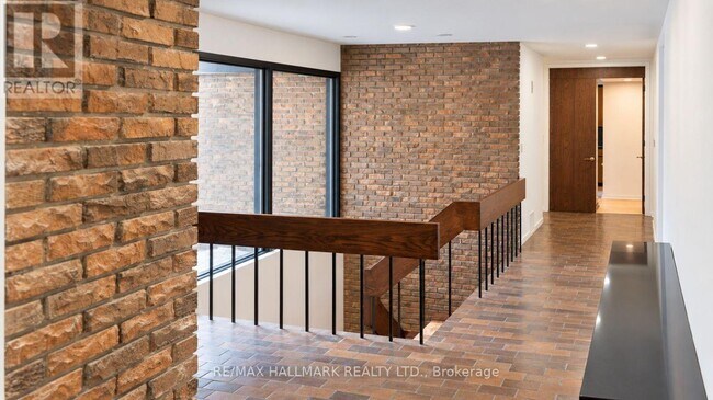Building Photo - 16 Royal Oak Dr