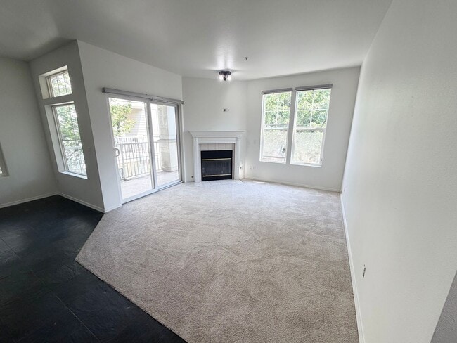 Building Photo - Light & Bright End Unit Condo!