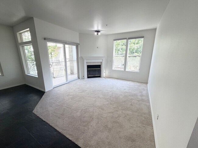 Foto del edificio - Light & Bright End Unit Condo!
