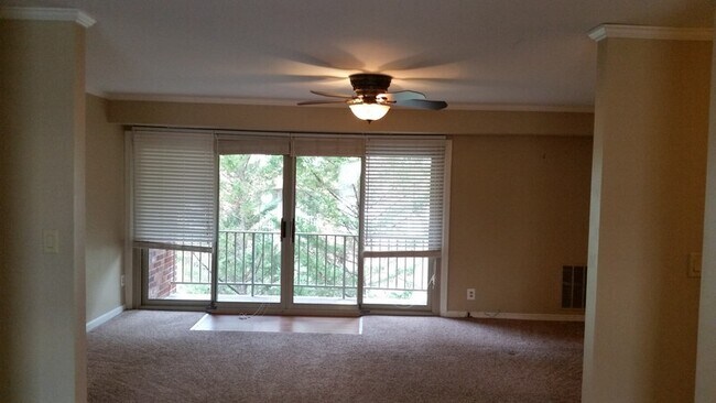 Foto del edificio - 5972 Westchester Park Dr