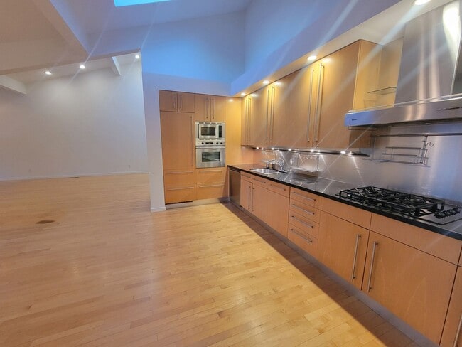 Building Photo - Amazing Wonderland Hill home for rent at e...