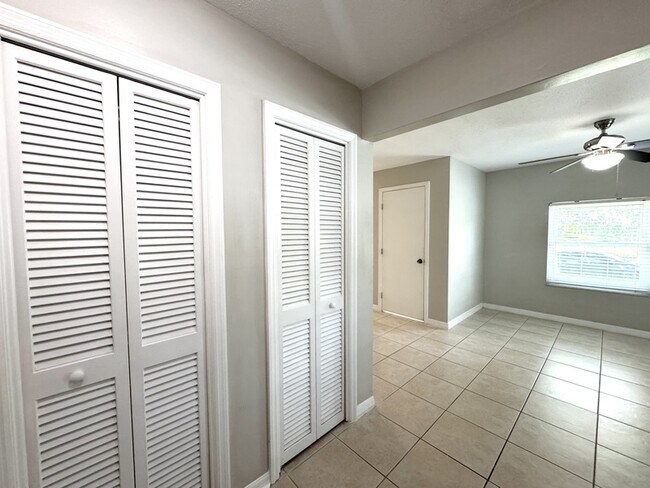 Foto del edificio - 4895 E Wind St