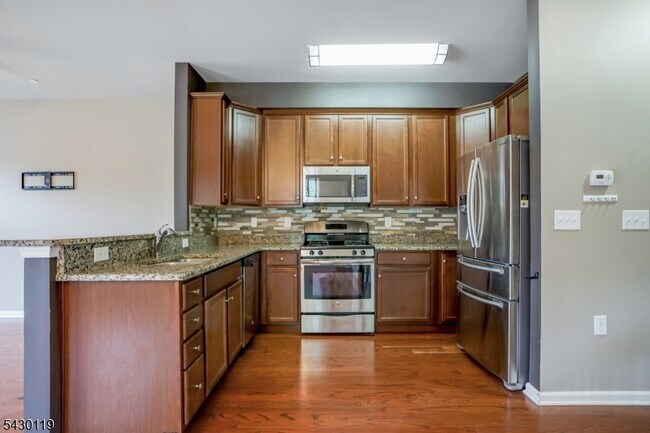 Foto del edificio - 512 Waterview Ct