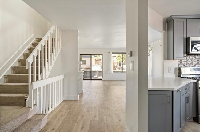 Building Photo - 4647 Burgundy Ln