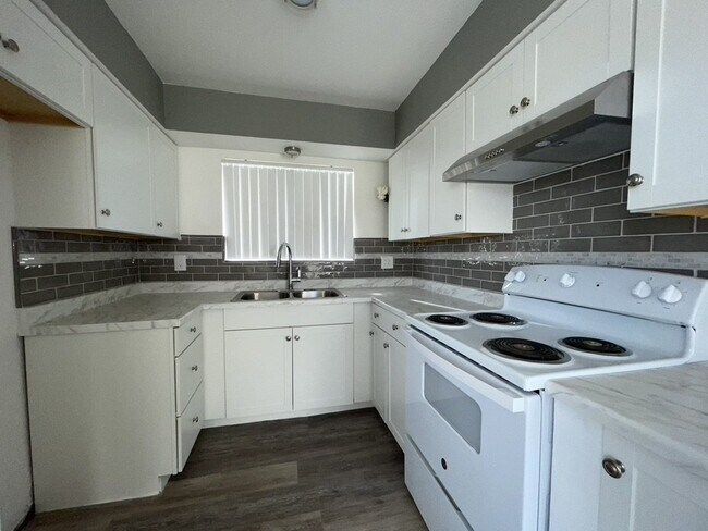 Foto del edificio - One bedroom one bath condo with garage, $1,050 rent
