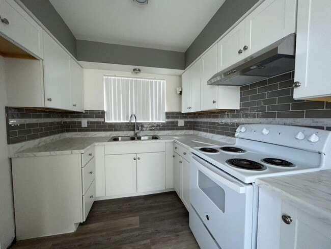 Building Photo - One bedroom one bath condo with garage, $1,050 rent