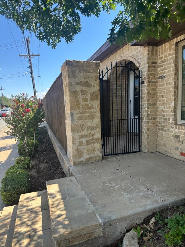 Foto del edificio - Beautifully Maintained Duplex - Lease Only
