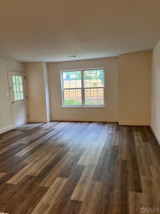 307 Kings Ct Unit 307, Woodbridge Township, NJ 07095 Room for Rent in