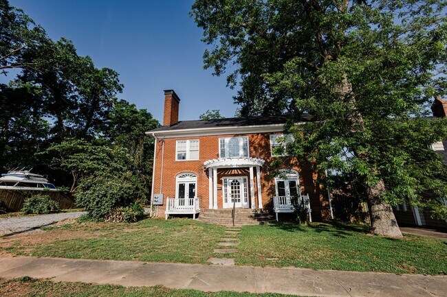 Building Photo - 217 S 11th St