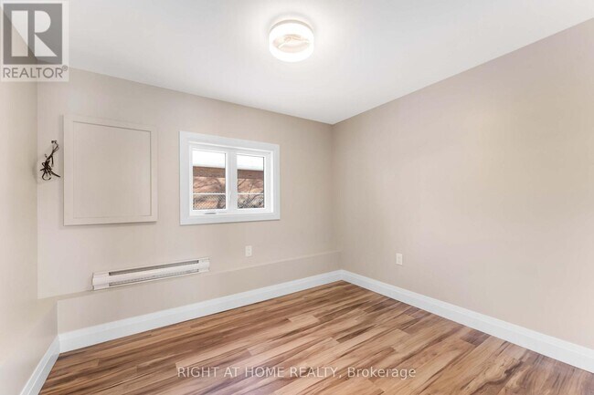 Photo du bâtiment - 2346 Edwin Crescent