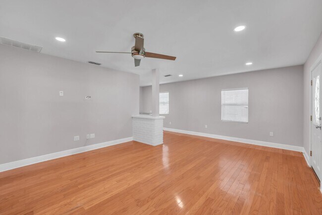 Foto del edificio - Charming & Deceptively Spacious 4BR Home in South Seminole Heights – Fully Renovated!