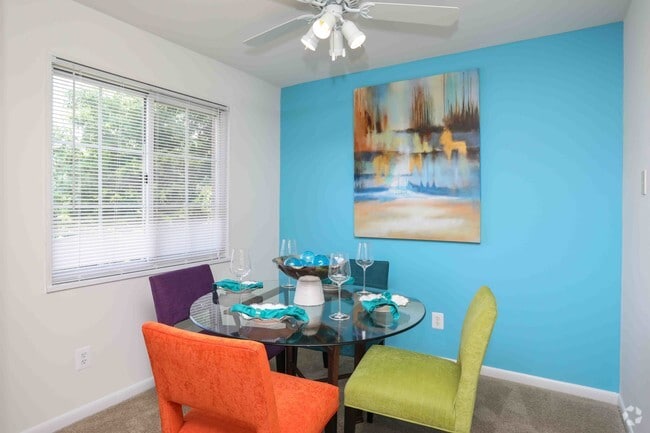 2BR, 1BA - 897 SF - Fairfax Square Apartments