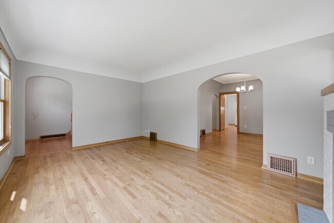 Building Photo - 586 S Hawthorne Ave