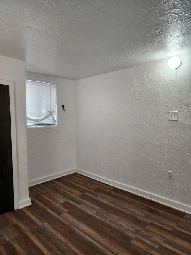 Foto del edificio - 1349-1342 Young Ave SW