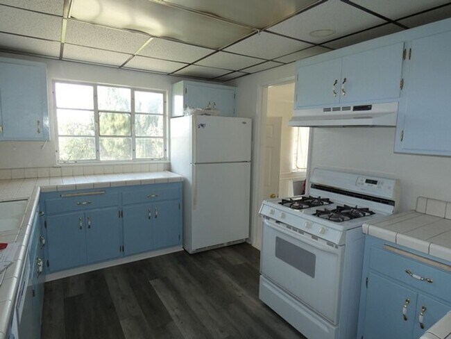 Building Photo - 3 bedroom Near Downtown and Hancock College