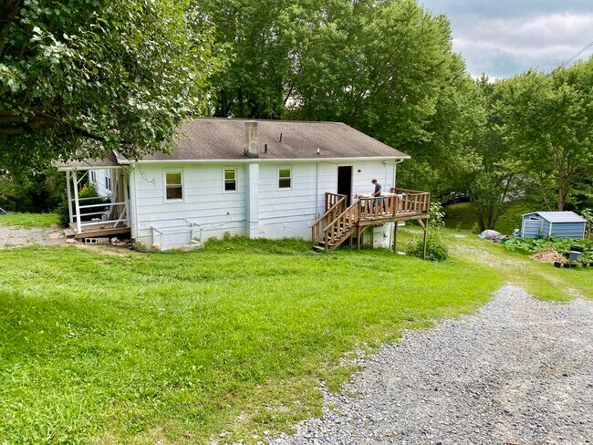 Small deck off master bedroom - 172 Clay Hodges Rd