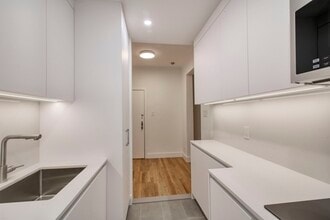 Building Photo - 4930 Chem. Queen Mary