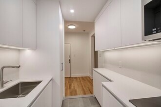 Building Photo - 4930 Chem. Queen Mary