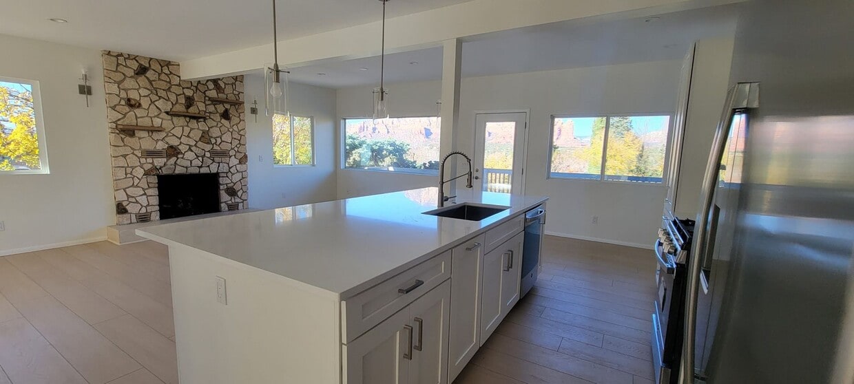 Foto principal - Remodeled, modern interior with fabulous v...