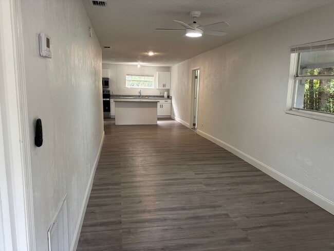 Building Photo - Newly Remolded 3 Bedroom